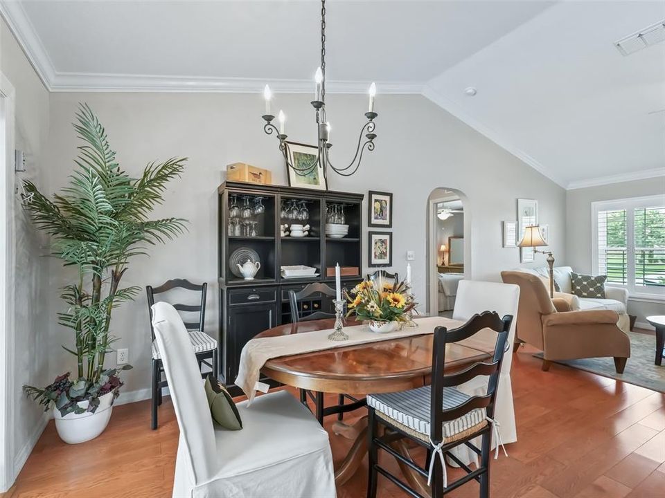 Dining area w/vaulted ceiling & crown molding