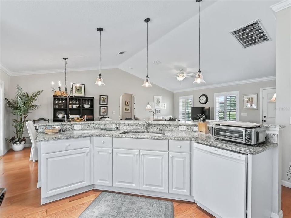 Breakfast bar w/upgraded pendant lighting