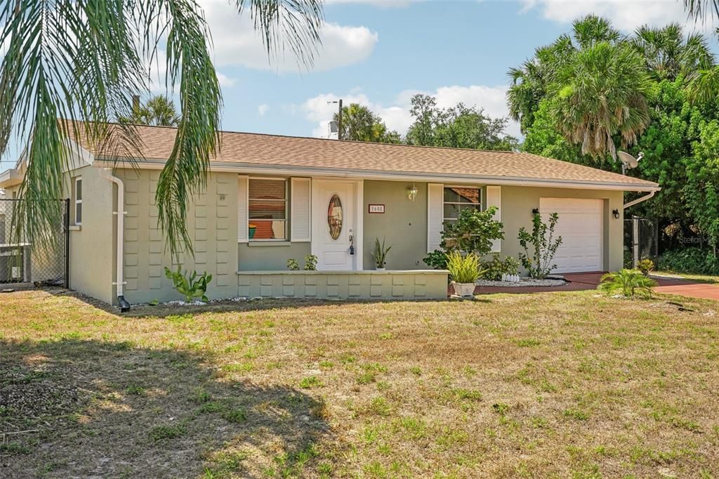 Active With Contract: $229,900 (3 beds, 2 baths, 1041 Square Feet)