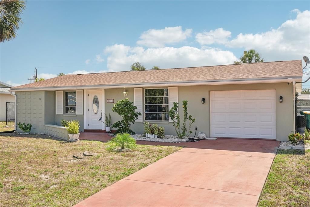 Active With Contract: $229,900 (3 beds, 2 baths, 1041 Square Feet)