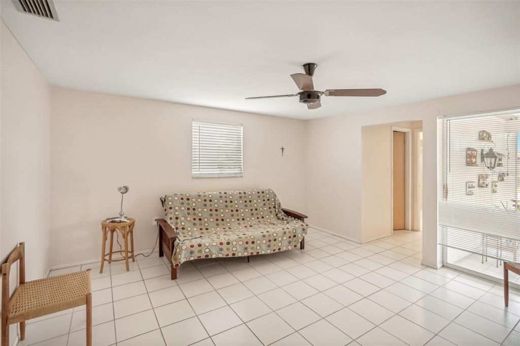 Active With Contract: $229,900 (3 beds, 2 baths, 1041 Square Feet)