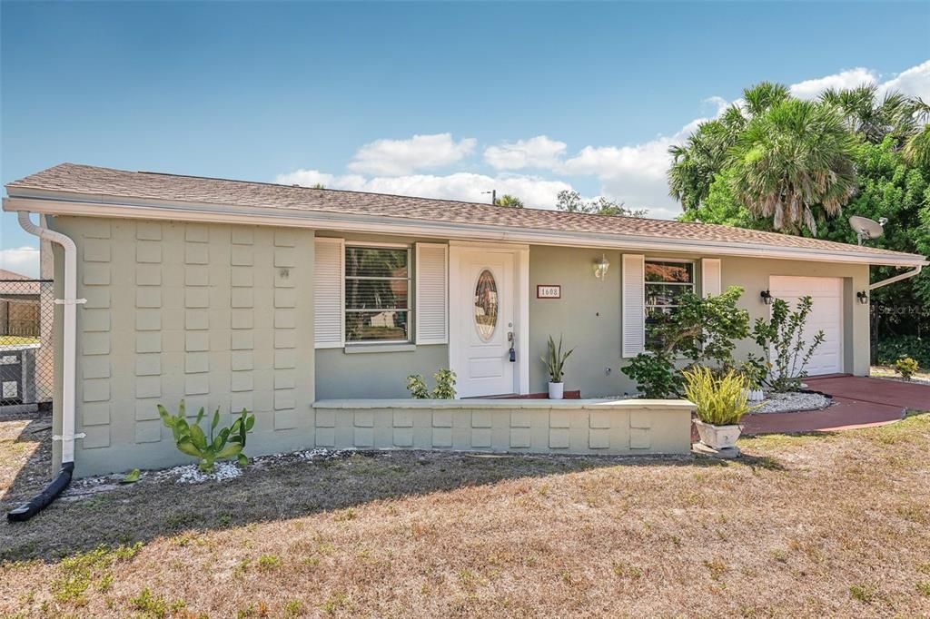 Active With Contract: $229,900 (3 beds, 2 baths, 1041 Square Feet)