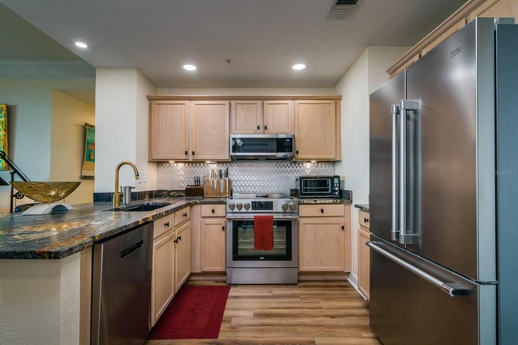 For Sale: $539,999 (1 beds, 1 baths, 874 Square Feet)