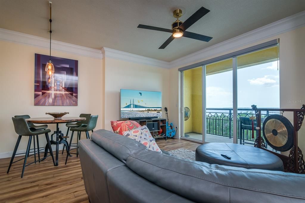 For Sale: $539,999 (1 beds, 1 baths, 874 Square Feet)