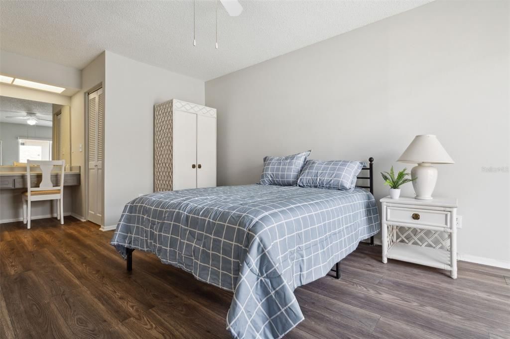 Active With Contract: $139,000 (1 beds, 1 baths, 814 Square Feet)