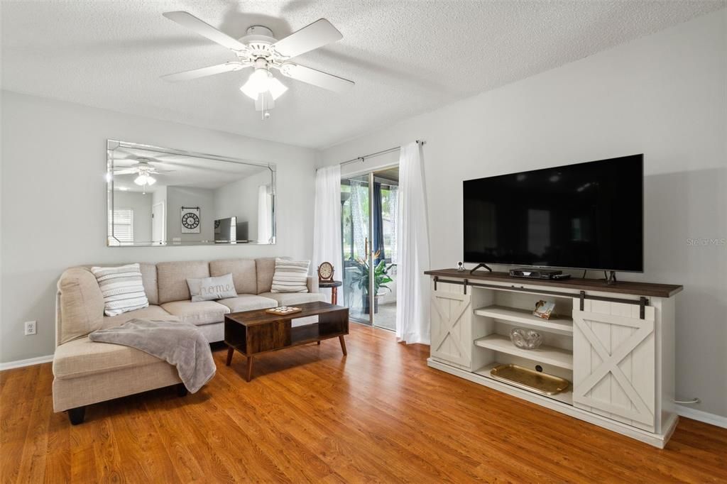 Active With Contract: $139,000 (1 beds, 1 baths, 814 Square Feet)