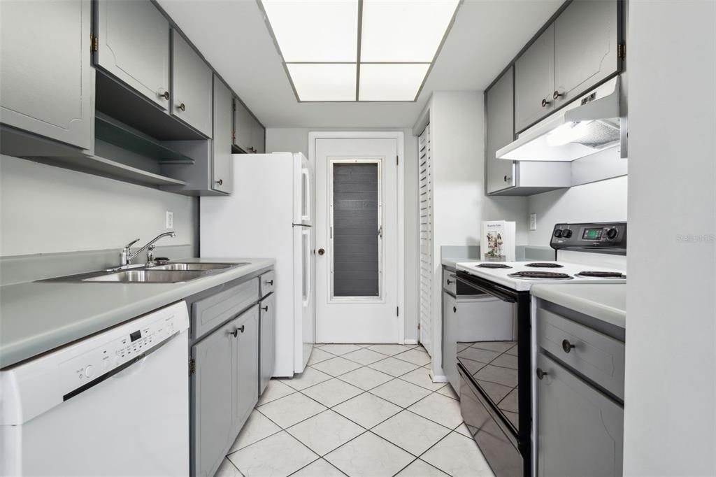 Active With Contract: $139,000 (1 beds, 1 baths, 814 Square Feet)