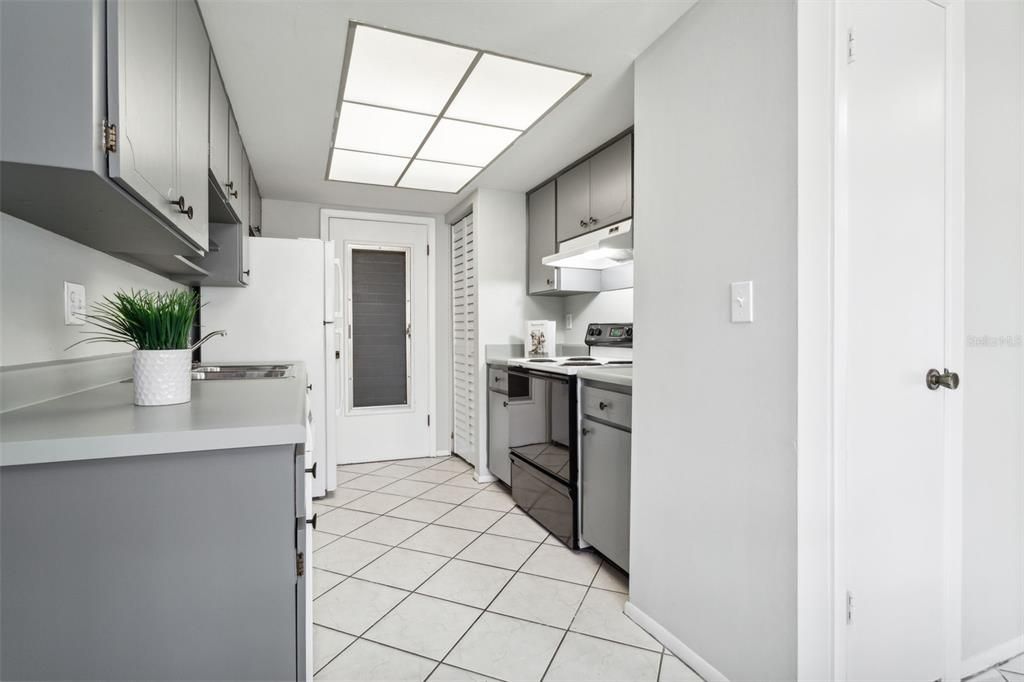 Active With Contract: $139,000 (1 beds, 1 baths, 814 Square Feet)