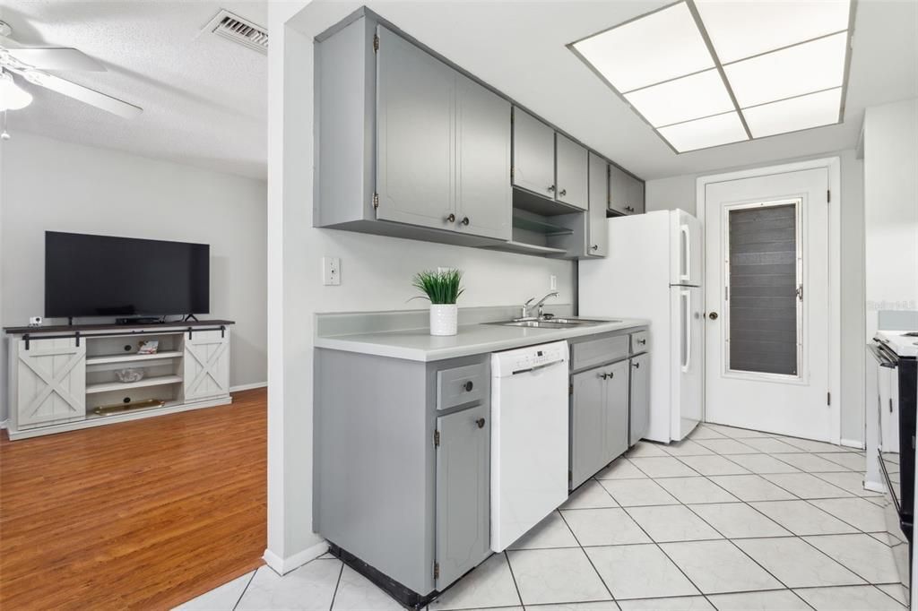 Active With Contract: $139,000 (1 beds, 1 baths, 814 Square Feet)