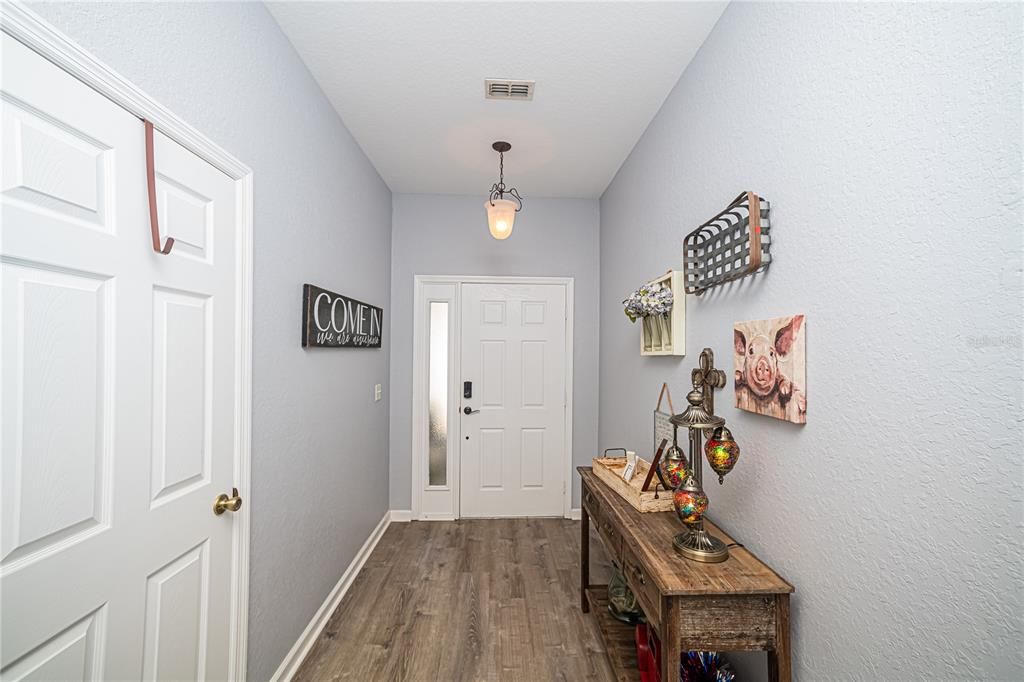 For Sale: $389,900 (3 beds, 2 baths, 1708 Square Feet)