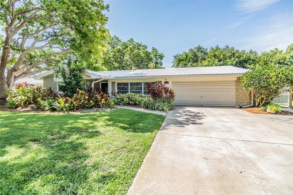 Active With Contract: $490,000 (3 beds, 2 baths, 1969 Square Feet)