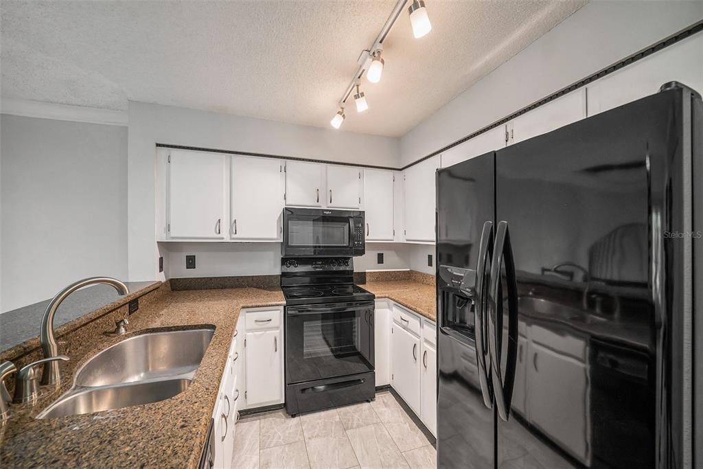 For Sale: $225,000 (1 beds, 1 baths, 887 Square Feet)