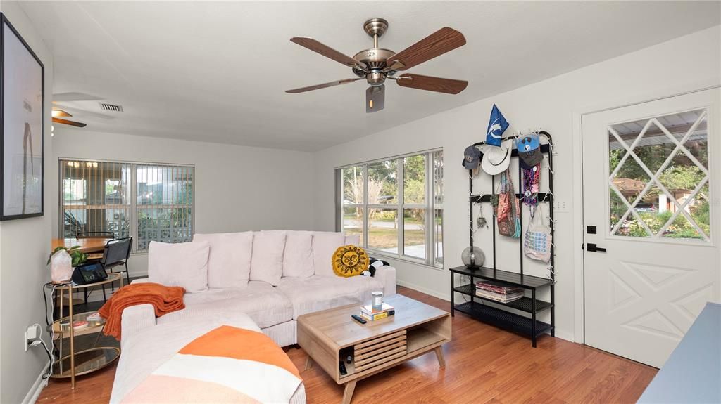 Active With Contract: $259,000 (2 beds, 1 baths, 1427 Square Feet)