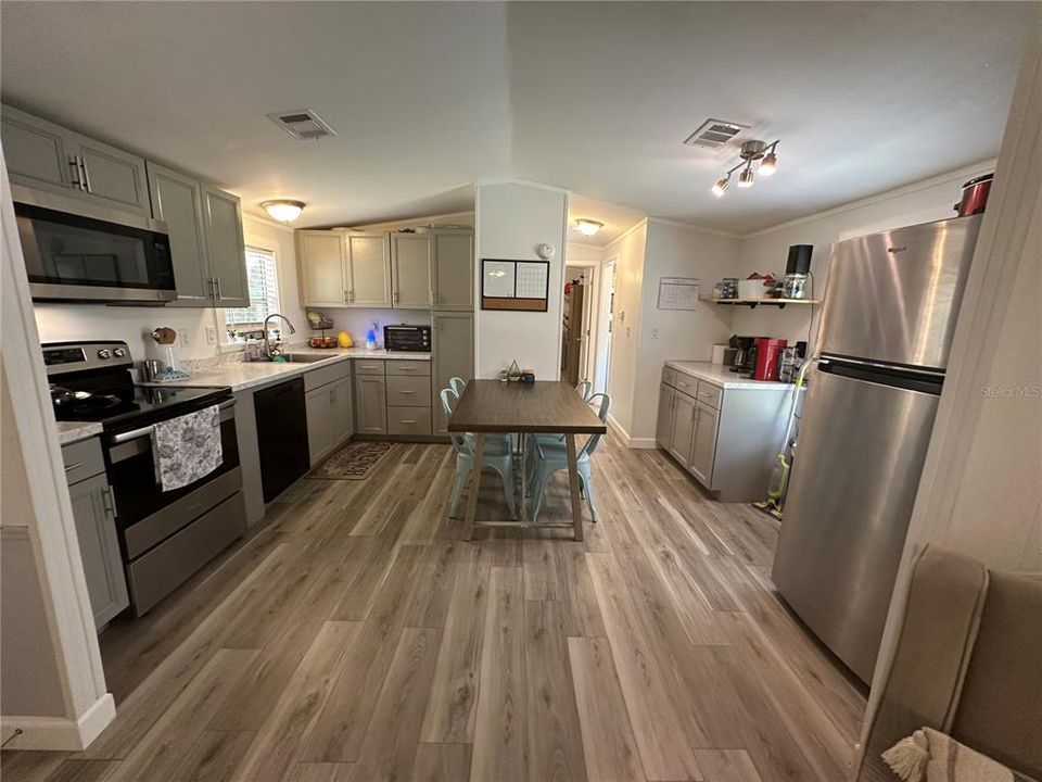 For Sale: $185,000 (2 beds, 2 baths, 880 Square Feet)