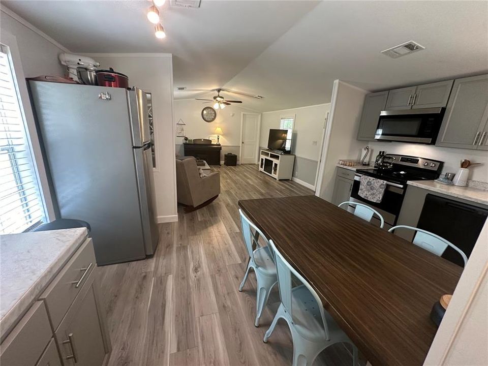 For Sale: $185,000 (2 beds, 2 baths, 880 Square Feet)