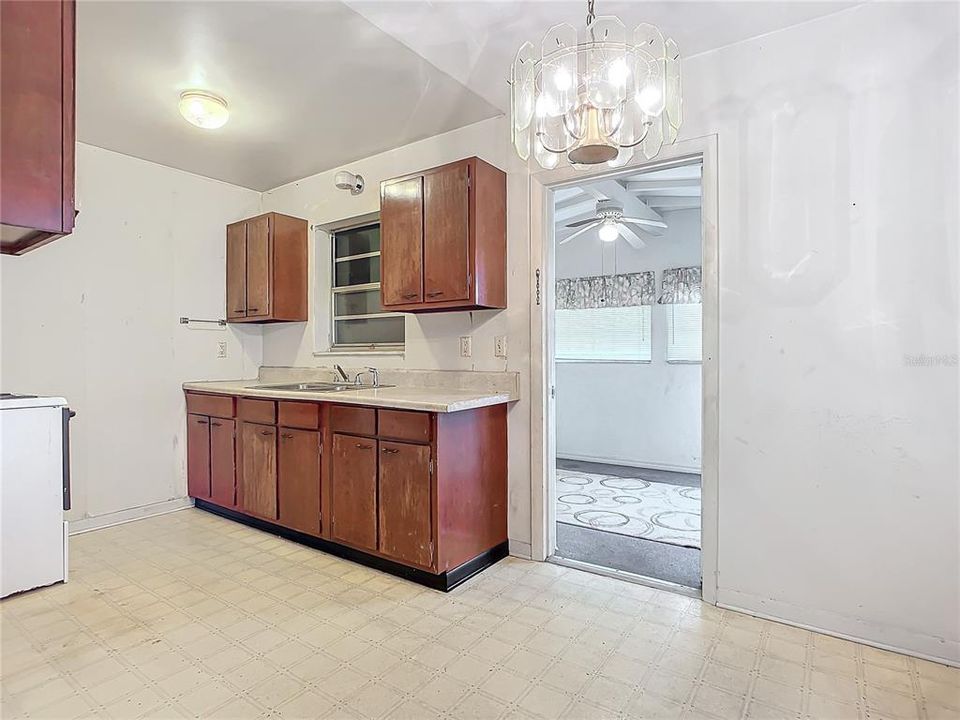 Active With Contract: $150,000 (1 beds, 1 baths, 576 Square Feet)