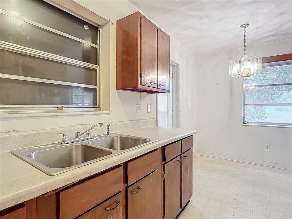 Active With Contract: $150,000 (1 beds, 1 baths, 576 Square Feet)