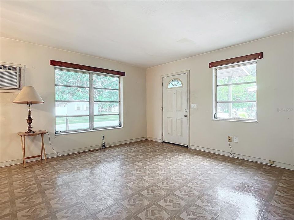 Active With Contract: $150,000 (1 beds, 1 baths, 576 Square Feet)