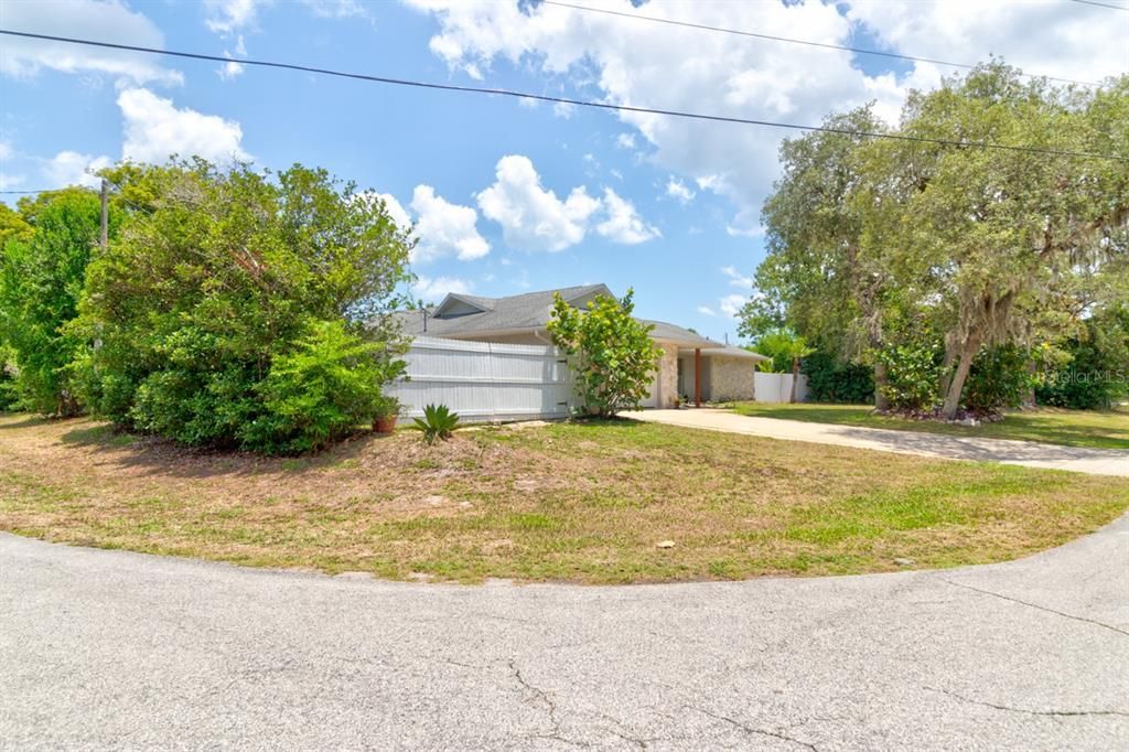 Active With Contract: $584,900 (3 beds, 2 baths, 1776 Square Feet)