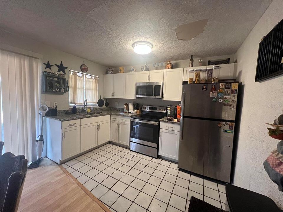 For Sale: $240,000 (2 beds, 2 baths, 969 Square Feet)