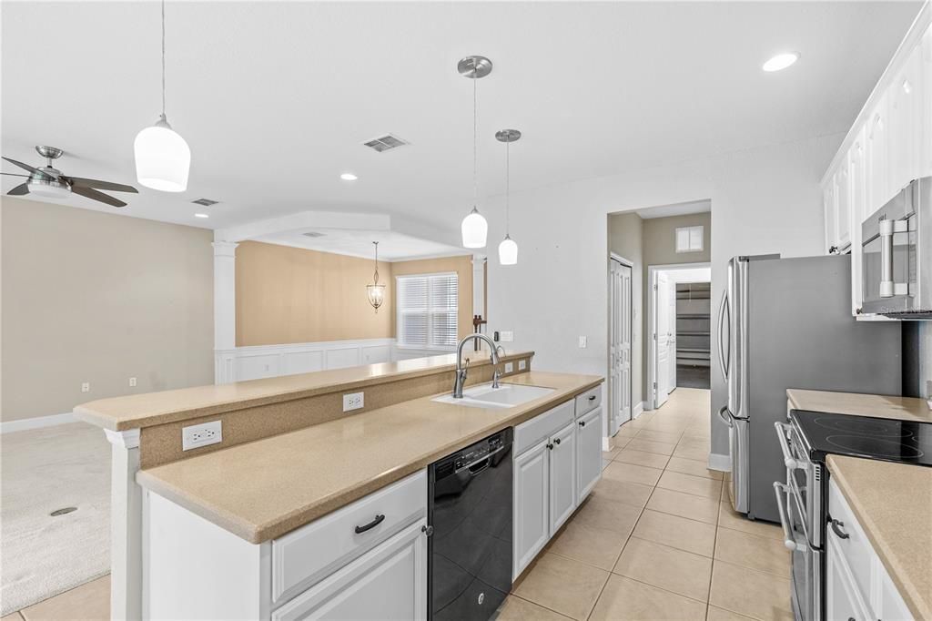 Active With Contract: $2,250 (3 beds, 2 baths, 2059 Square Feet)