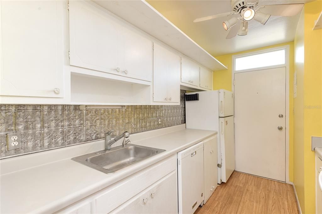 For Sale: $297,000 (2 beds, 1 baths, 1035 Square Feet)