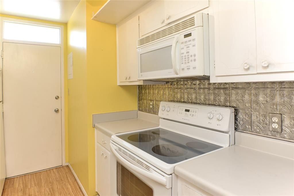 For Sale: $297,000 (2 beds, 1 baths, 1035 Square Feet)