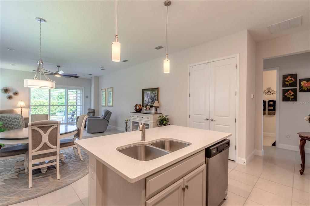 For Sale: $395,000 (2 beds, 2 baths, 1721 Square Feet)