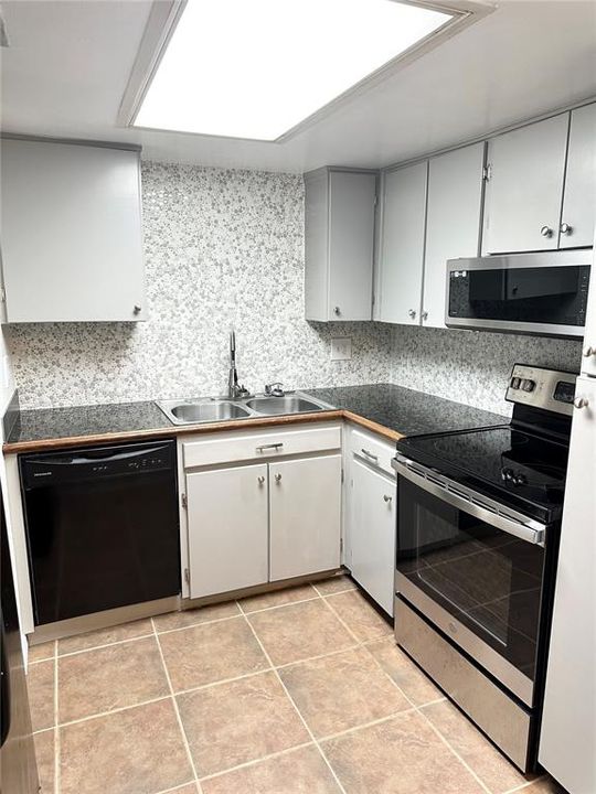 For Rent: $1,550 (2 beds, 1 baths, 826 Square Feet)