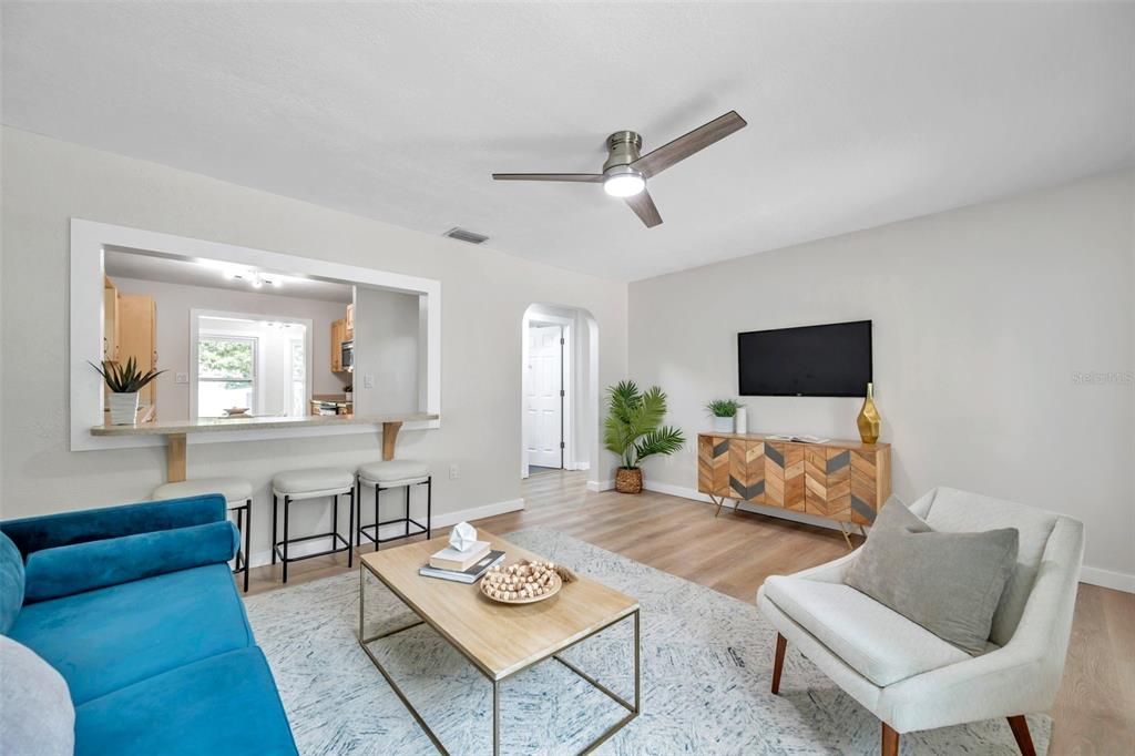 Active With Contract: $295,000 (2 beds, 1 baths, 938 Square Feet)