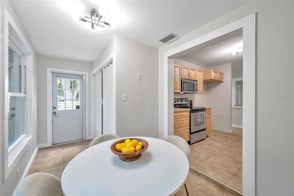 Active With Contract: $295,000 (2 beds, 1 baths, 938 Square Feet)