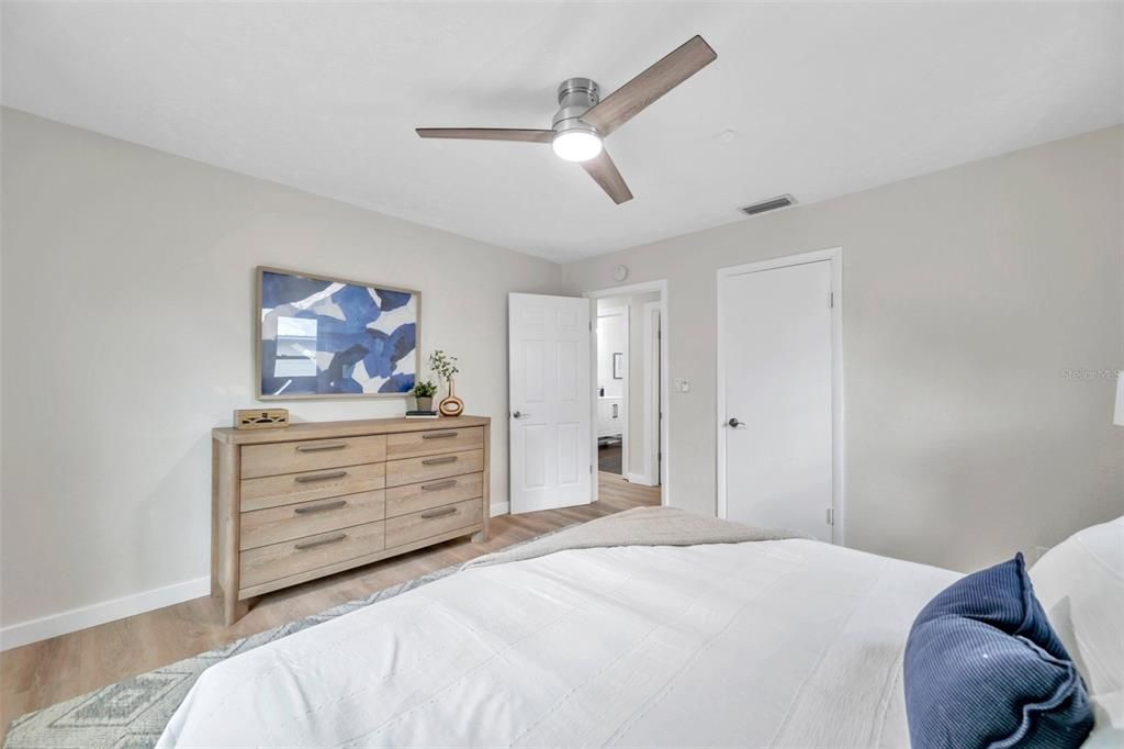 Active With Contract: $295,000 (2 beds, 1 baths, 938 Square Feet)