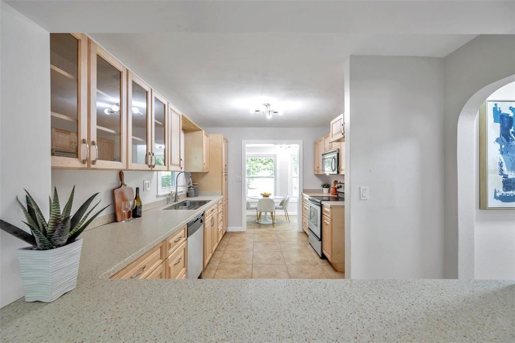 Active With Contract: $295,000 (2 beds, 1 baths, 938 Square Feet)