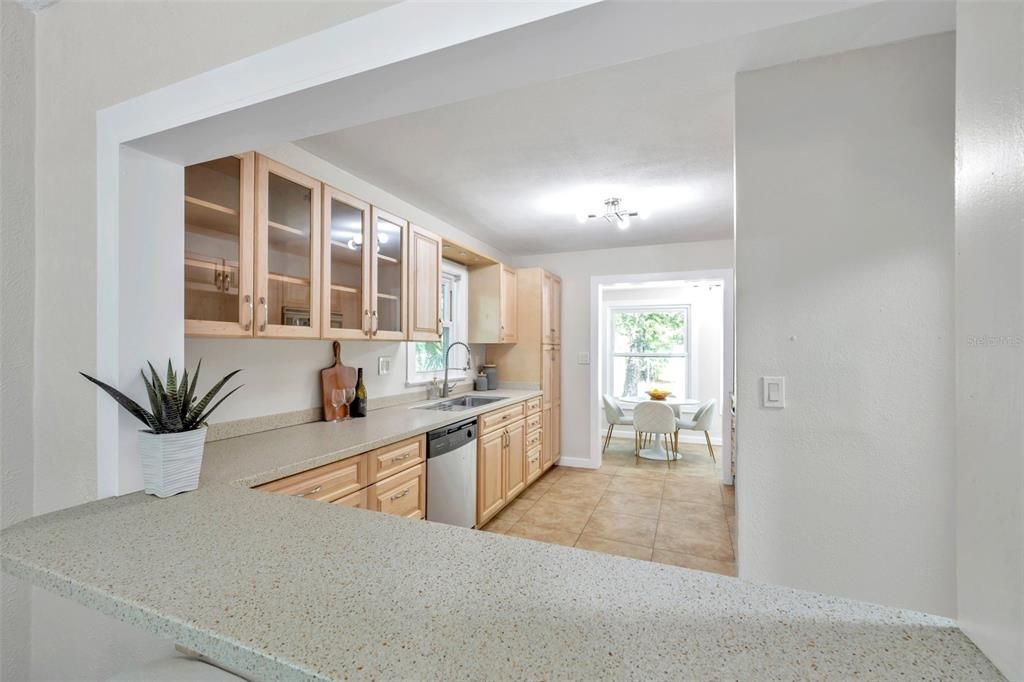 Active With Contract: $295,000 (2 beds, 1 baths, 938 Square Feet)