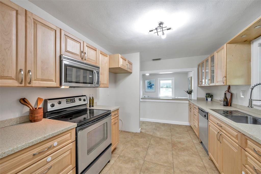 Active With Contract: $295,000 (2 beds, 1 baths, 938 Square Feet)