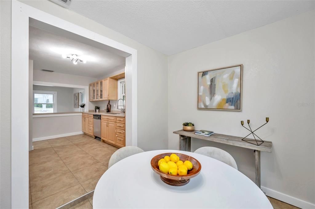 Active With Contract: $295,000 (2 beds, 1 baths, 938 Square Feet)