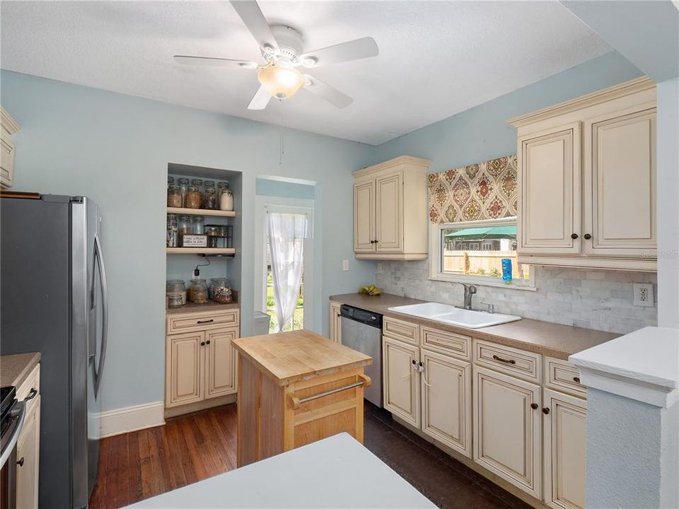 For Sale: $340,000 (3 beds, 1 baths, 1076 Square Feet)