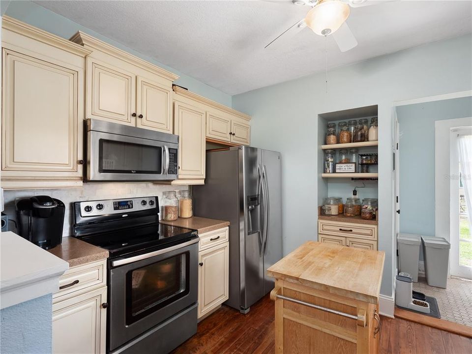 For Sale: $340,000 (3 beds, 1 baths, 1076 Square Feet)