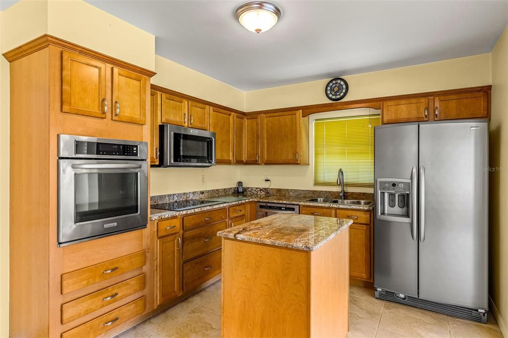 For Sale: $575,000 (2 beds, 1 baths, 1511 Square Feet)