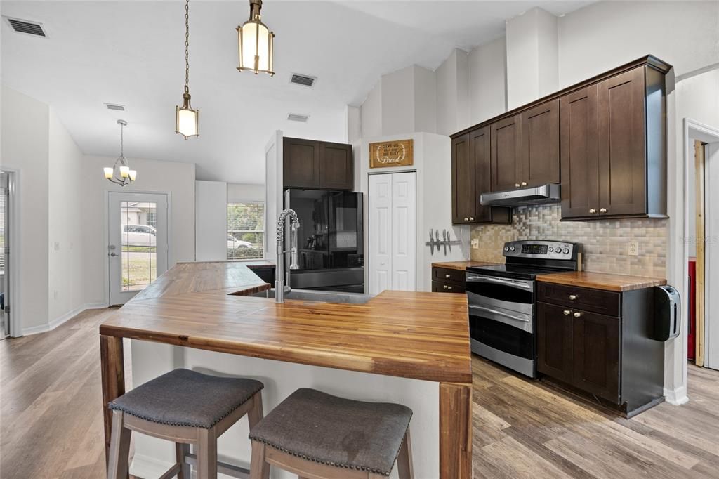 Active With Contract: $389,900 (3 beds, 2 baths, 1805 Square Feet)