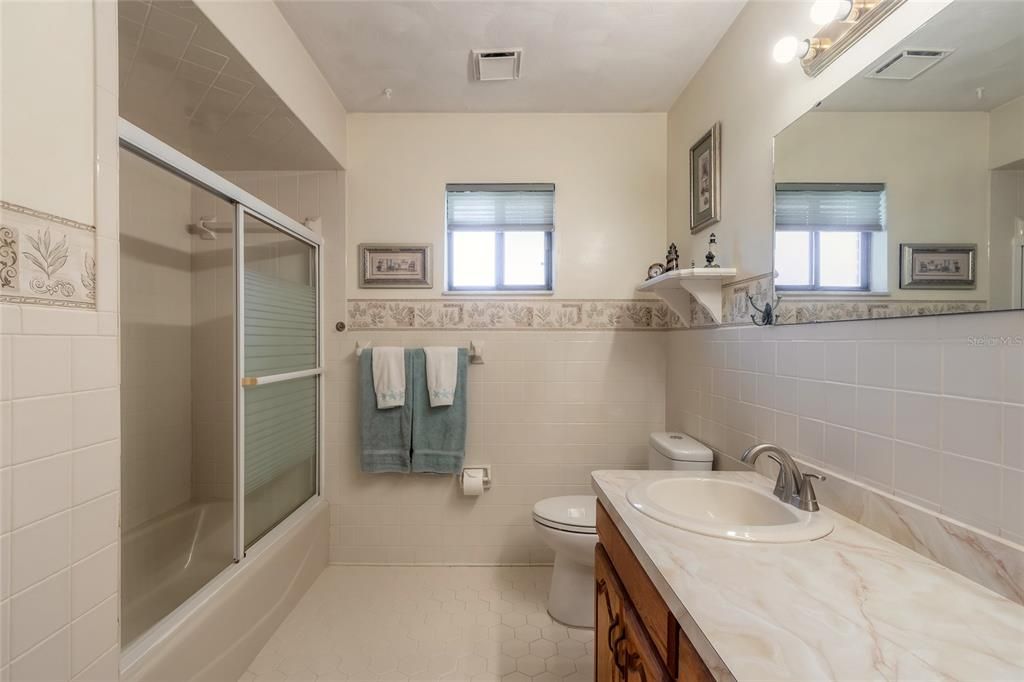 For Sale: $329,000 (2 beds, 2 baths, 1362 Square Feet)