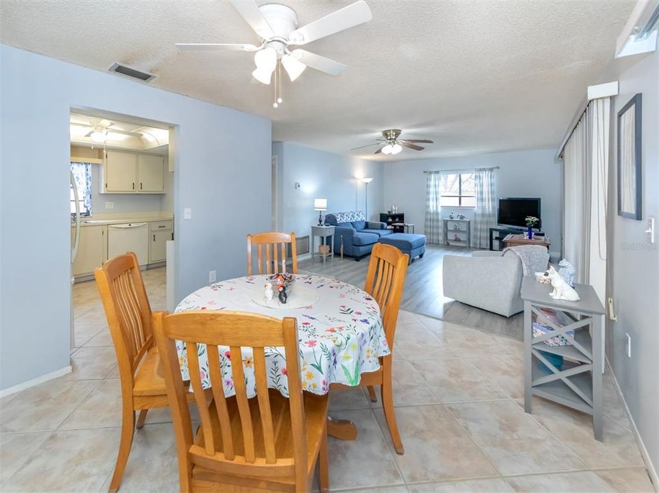 For Sale: $235,000 (2 beds, 2 baths, 1186 Square Feet)