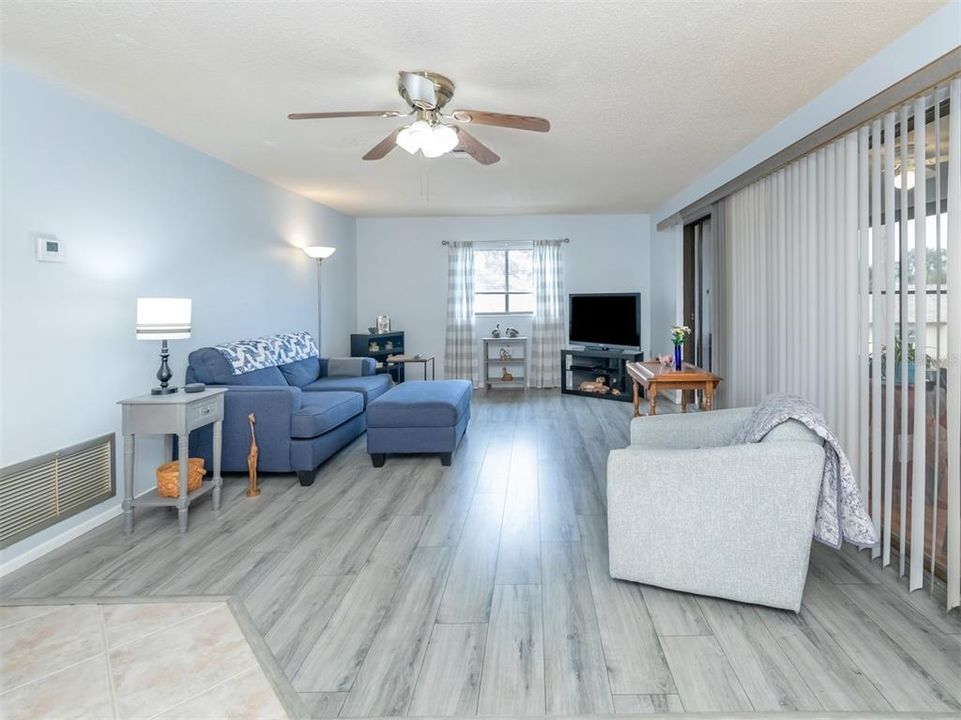 For Sale: $235,000 (2 beds, 2 baths, 1186 Square Feet)