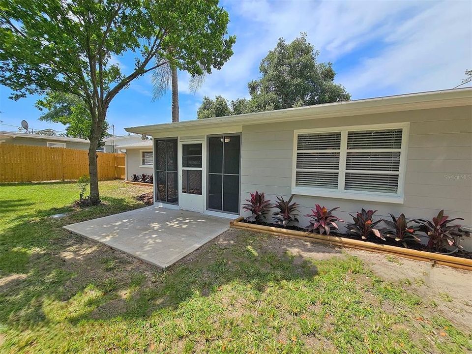 Active With Contract: $294,000 (3 beds, 1 baths, 1148 Square Feet)