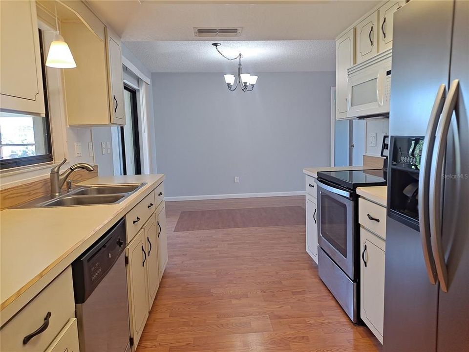 For Sale: $239,000 (2 beds, 2 baths, 1125 Square Feet)