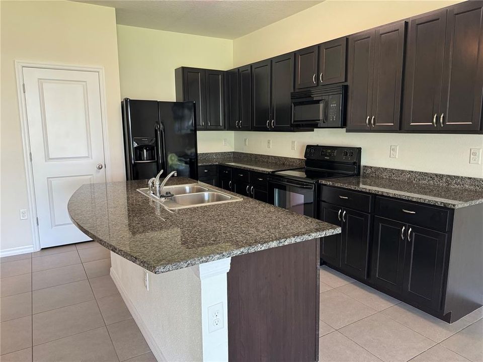 Active With Contract: $2,150 (3 beds, 2 baths, 1707 Square Feet)