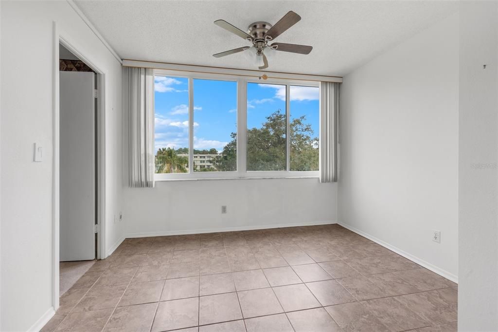 Active With Contract: $169,900 (1 beds, 1 baths, 925 Square Feet)