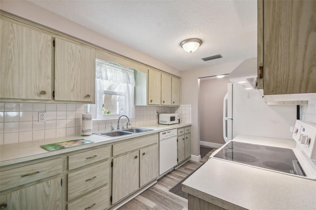 For Sale: $259,900 (2 beds, 1 baths, 952 Square Feet)