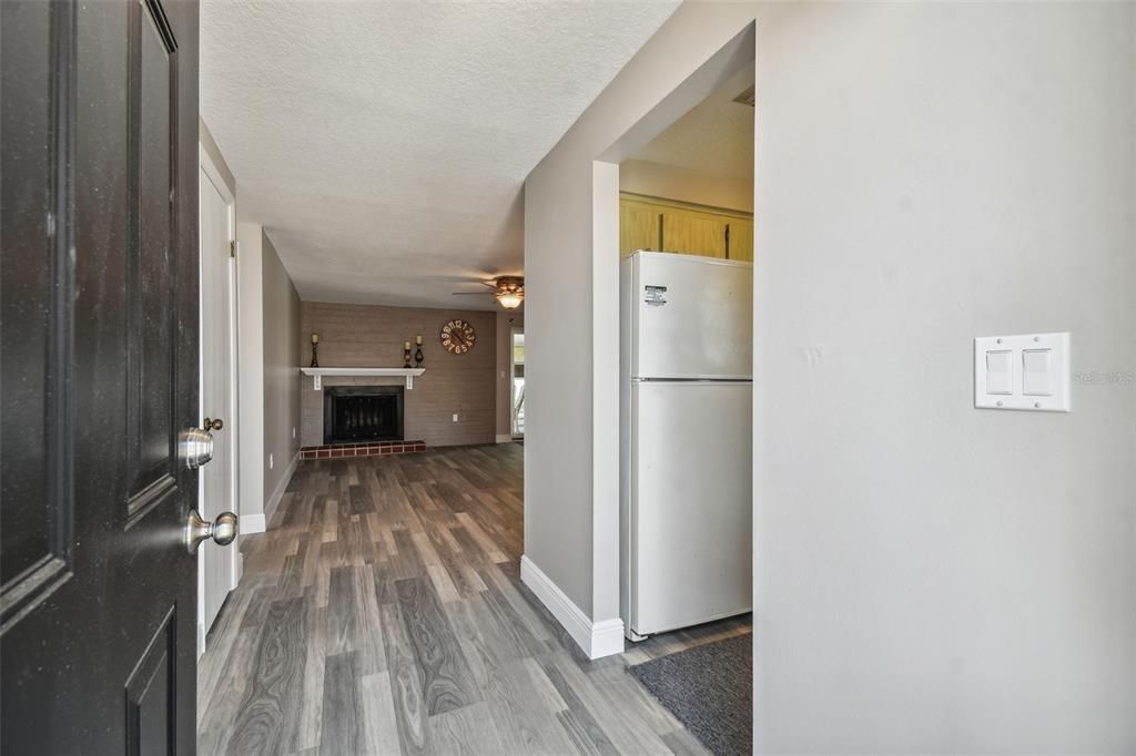 For Sale: $259,900 (2 beds, 1 baths, 952 Square Feet)