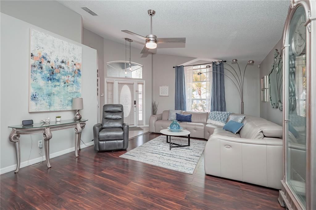 For Sale: $524,900 (4 beds, 2 baths, 1924 Square Feet)
